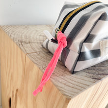 Load image into Gallery viewer, Necessaire grande RISCAS PRETAS