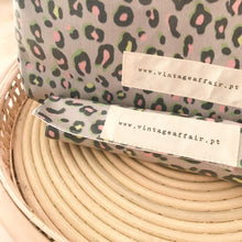 Load image into Gallery viewer, Individual de mesa com bolso ANIMAL PRINT CAQUI