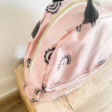 Load image into Gallery viewer, Mochila grande ARCO ÍRIS
