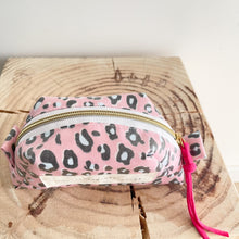 Load image into Gallery viewer, Necessaire pequeno ANIMAL PRINT ROSA
