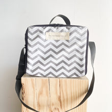 Load image into Gallery viewer, Lancheira quadrada CHEVRON cinza 🍎