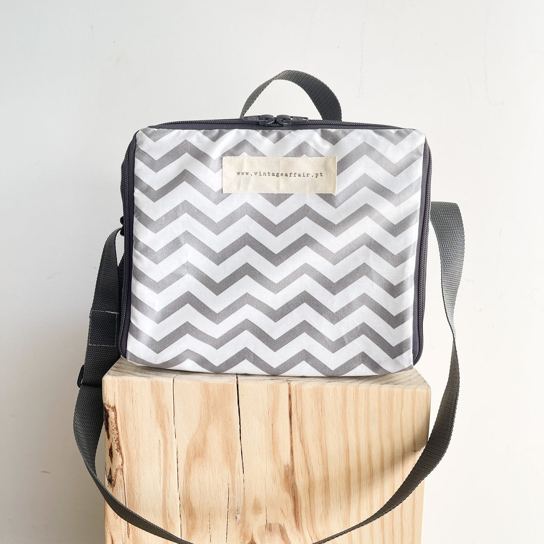 Lancheira quadrada CHEVRON cinza 🍎