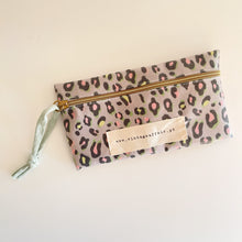 Load image into Gallery viewer, Estojo/ bolsa ANIMAL PRINT CAQUI