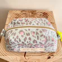 Load image into Gallery viewer, Necessaire grande ANIMAL PRINT VERDE
