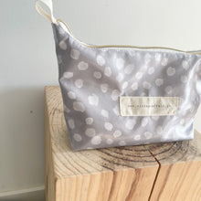 Load image into Gallery viewer, Necessaire XL DOTS CINZA