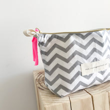 Load image into Gallery viewer, Estojo ou necessaire XL CHEVRON