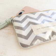 Load image into Gallery viewer, bolsa mini + CHEVRON CINZA