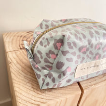 Load image into Gallery viewer, Necessaire grande ANIMAL PRINT VERDE