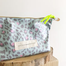 Load image into Gallery viewer, Estojo ou necessaire XL ANIMAL PRINT VERDE