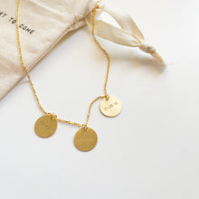 Load image into Gallery viewer, Colar 3 medalhas dupla gravação// medalhas fixas