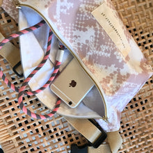 Load image into Gallery viewer, Bolsa de cintura SNAKE PRINT