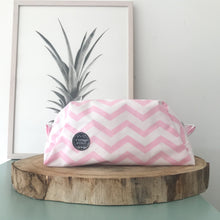 Load image into Gallery viewer, Necessaire grande PINK CHEVRON