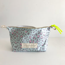 Load image into Gallery viewer, Estojo ou necessaire XL ANIMAL PRINT VERDE