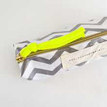 Load image into Gallery viewer, Estojo CHEVRON