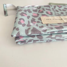 Load image into Gallery viewer, Estojo triplo ANIMAL PRINT VERDE