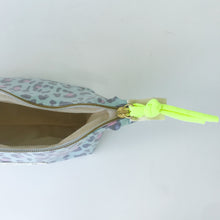 Load image into Gallery viewer, Estojo ou necessaire XL ANIMAL PRINT VERDE