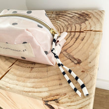 Load image into Gallery viewer, Necessaire pequeno BOLINHAS