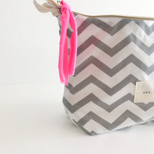 Load image into Gallery viewer, Estojo ou necessaire XL CHEVRON