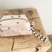Load image into Gallery viewer, Necessaire pequeno BOLINHAS