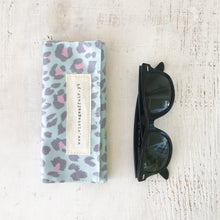 Load image into Gallery viewer, Bolsa para óculos ANIMAL PRINT VERDE