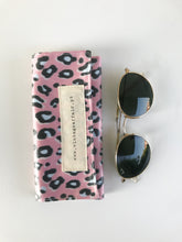 Load image into Gallery viewer, Bolsa para óculos ANIMAL PRINT ROSA