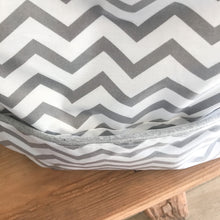 Load image into Gallery viewer, Mochila grande CHEVRON cinza