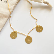 Load image into Gallery viewer, Colar 3 medalhas dupla gravação// medalhas fixas
