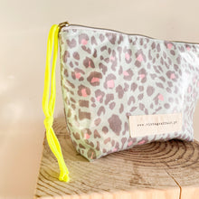 Load image into Gallery viewer, Bolsa térmica ANIMAL PRINT VERDE