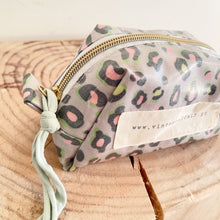Load image into Gallery viewer, Necessaire pequeno ANIMAL PRINT CAQUI