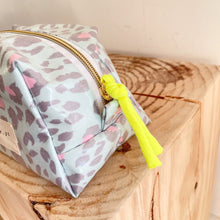 Load image into Gallery viewer, Necessaire grande ANIMAL PRINT VERDE