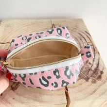 Load image into Gallery viewer, Necessaire pequeno ANIMAL PRINT ROSA