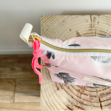 Load image into Gallery viewer, Necessaire XL  FOLHAS
