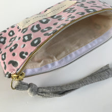 Load image into Gallery viewer, Bolsa pequena ANIMAL PRINT ROSA