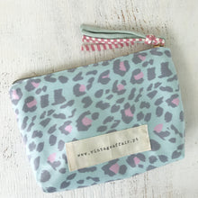 Load image into Gallery viewer, Bolsa média ANIMAL PRINT VERDE