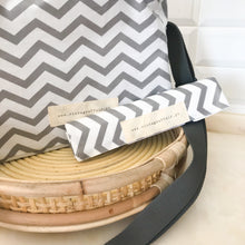 Load image into Gallery viewer, Individual de mesa CHEVRON CINZA