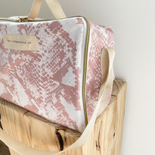 Load image into Gallery viewer, Lancheira BOX SNAKE PRINT