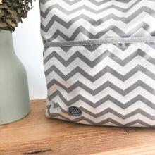 Load image into Gallery viewer, Mochila grande CHEVRON cinza
