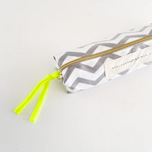 Load image into Gallery viewer, Estojo CHEVRON