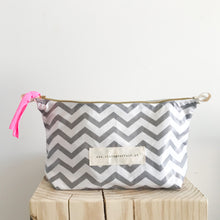 Load image into Gallery viewer, Estojo ou necessaire XL CHEVRON