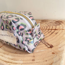 Load image into Gallery viewer, Necessaire pequeno ANIMAL PRINT CAQUI