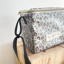 Load image into Gallery viewer, Lancheira grande ANIMAL PRINT caqui