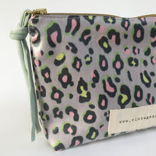 Load image into Gallery viewer, Bolsa grande ANIMAL PRINT CAQUI