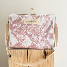 Load image into Gallery viewer, Lancheira BOX SNAKE PRINT