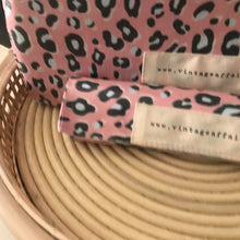 Load image into Gallery viewer, Individual de mesa com bolso ANIMAL PRINT ROSA