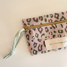 Load image into Gallery viewer, Estojo/ bolsa ANIMAL PRINT CAQUI