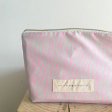 Load image into Gallery viewer, Bolsa térmica ZEBRA ROSA NEON