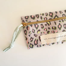 Load image into Gallery viewer, Estojo/ bolsa ANIMAL PRINT CAQUI
