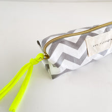 Load image into Gallery viewer, Estojo CHEVRON