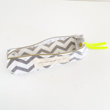 Load image into Gallery viewer, Estojo CHEVRON