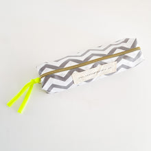 Load image into Gallery viewer, Estojo CHEVRON